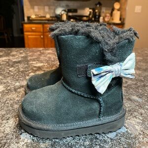 UGG 1128254T Kenzie Tie Dye Bow Sheepskin Kids Boots Size US 6 Black Winter Snow